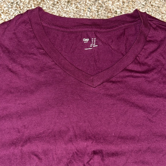 GAP V-Neck T-Shirt - Picture 3 of 4